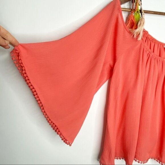 Cupcakes and Cashmere Bettie Cold Shoulder Top - Picture 11 of 14